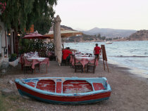 Restaurace na pláži aneb zátiší s loďkou.