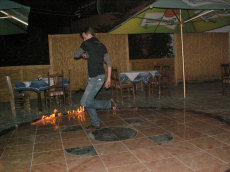 Pravý řecký tanec v objetí ohně. Tančí Kostas, řecký hasič.